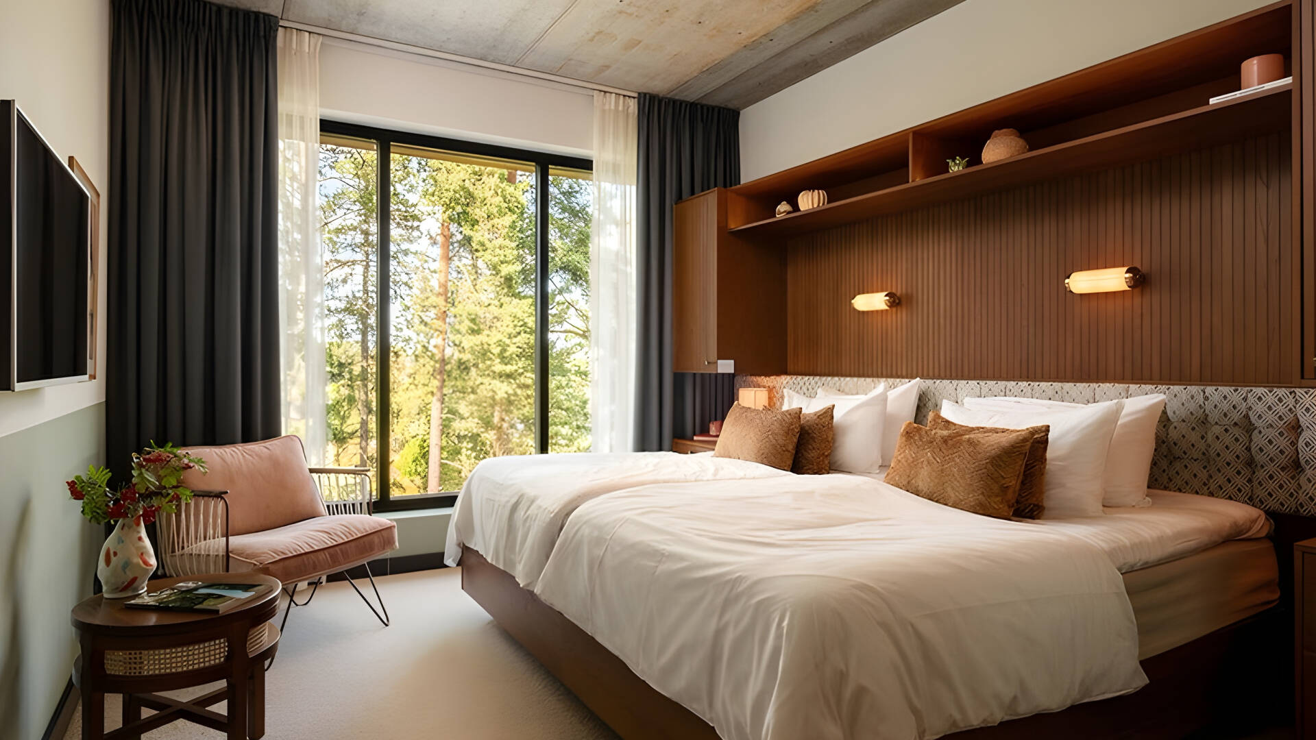 Rommene gjenspeiler hotellets lekne retrostil, samtidig som de tilbyr moderne komfort og et rolig sted å hvile.