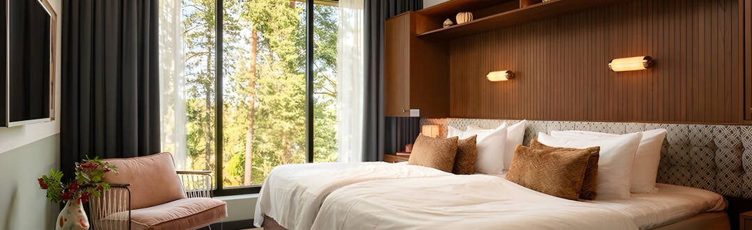 Rummen speglar hotellets lekfulla retrostil och erbjuder modern komfort och en rogivande plats att vila.