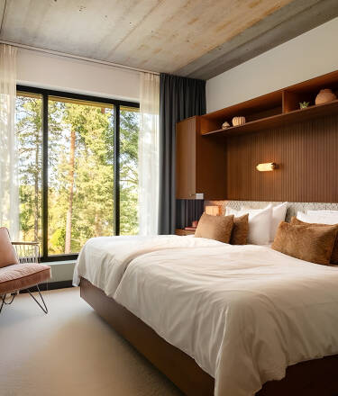 Rummen speglar hotellets lekfulla retrostil och erbjuder modern komfort och en rogivande plats att vila.