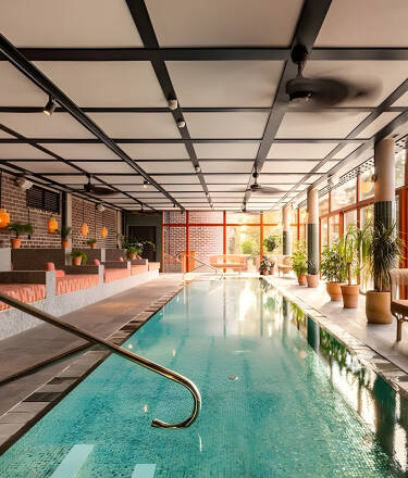 Sie suchen den perfekten Poolclub? Das Ellery Beach House bietet Innenpools, Saunen und entspannte Lounge-Bereiche für entspannte Spa-Momente.