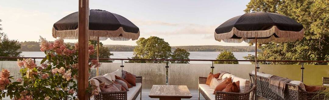 Udenfor ligger opvarmede pools og en rummelig terrasse med udsigt over bugten, hvilket skaber en smuk ramme om din ferie.