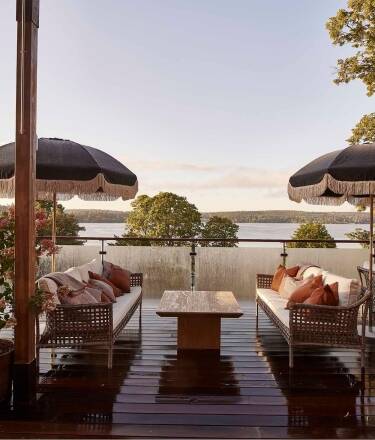 Draußen erwarten Sie beheizte Pools und eine großzügige Terrasse mit Blick auf die Bucht – der perfekte Ort für Ihren Urlaub.