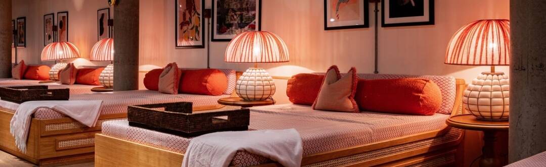 Lehnen Sie sich zurück und genießen Sie die entspannte Beach-Club-Atmosphäre des Hotels mit Liegestühlen, Kaminen, Drinks und Musik.