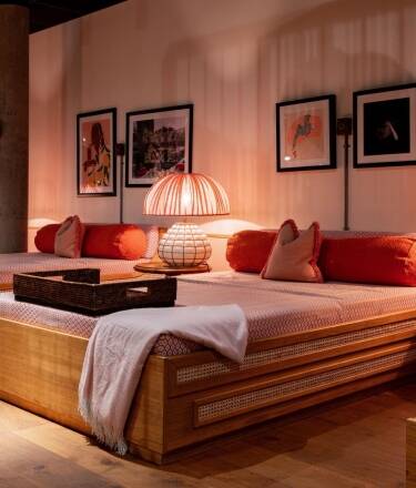 Læn dig tilbage og slap af i hotellets strandklub atmosfære med liggestole, pejse, drinks og musik.