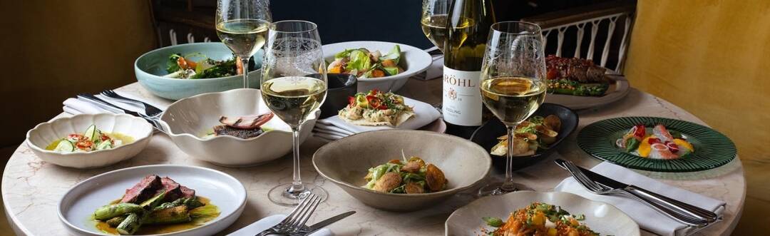 Mehrere Restaurants und Bars servieren saisonale Gerichte, kreative Cocktails und entspannte Mahlzeiten.