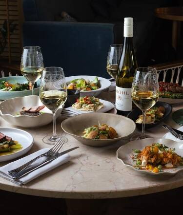 Mehrere Restaurants und Bars servieren saisonale Gerichte, kreative Cocktails und entspannte Mahlzeiten.