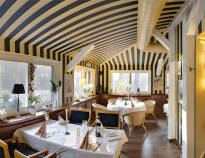 Hotelrestaurant Dittmanns Drogerie byder også på aftensmad. Her bliver der serveret regionale retter med frisk råvarer i et traditionelt berlinermiljø