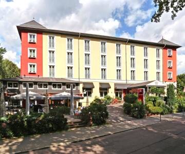 Hotellet ligger i distriktet Treptow-Köpenick, der er særligt kendt for sine parker og skove