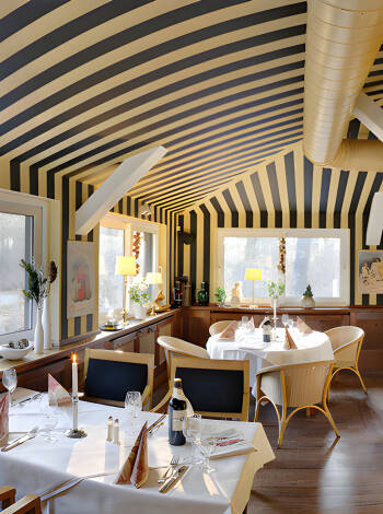 Das Hotelrestaurant Dittmanns Drogerie lädt zum Abendessen ein. Hier wird regionale Küche mit frischen Zutaten in einem traditionellen Berliner Ambiente serviert.