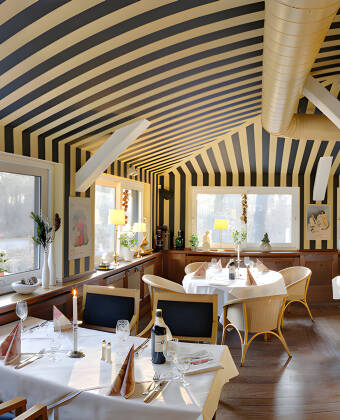 Hotellrestauranten Dittman's Drogerie inviterer til middag. Lokat mat med ferske ingredienser serveres her i en tradisjonell Berlin-atmosfære.