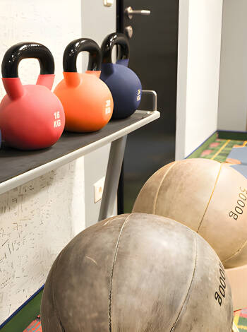 Für Sportbegeisterte steht ein gut ausgestatteter Fitnessraum im Hotel zur Verfügung.