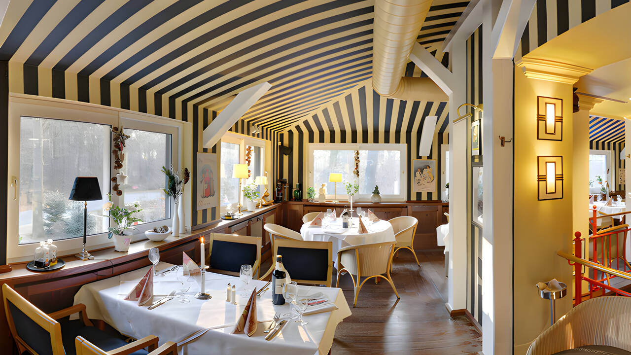 Hotellrestauranten Dittman's Drogerie inviterer til middag. Lokat mat med ferske ingredienser serveres her i en tradisjonell Berlin-atmosfære.