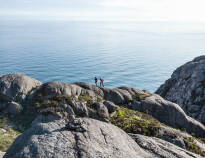 Tag på udflugt til Brufjellhålene, en unik klippeformation med havudsigt.