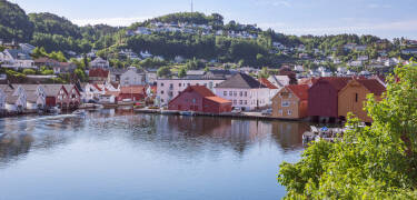 Här bor ni centralt i den trevliga kuststaden Flekkefjord.