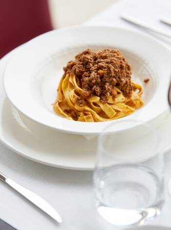 Restaurangen på plats serverar en mängd läckra autentiska, lokala och internationella rätter.