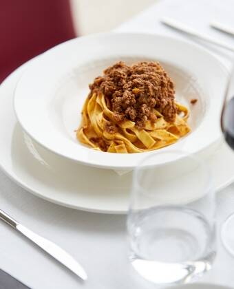 Das Restaurant vor Ort serviert eine Vielzahl köstlicher authentischer, lokaler und internationaler Gerichte.