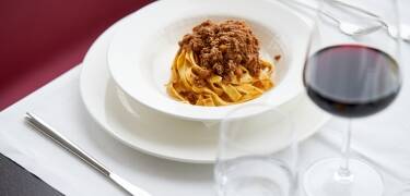 Restaurangen på plats serverar en mängd läckra autentiska, lokala och internationella rätter.