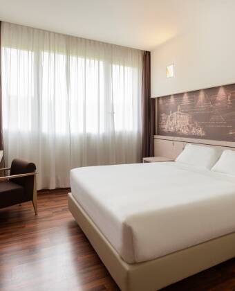 Die Zimmer sind geräumig, elegant gestaltet und mit allen notwendigen Annehmlichkeiten ausgestattet.