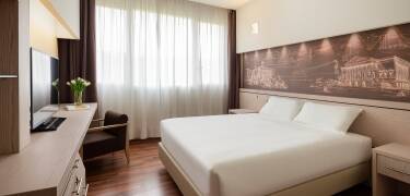 Rommene er romslige, elegant innredet og utstyrt med alle nødvendige bekvemmeligheter.
