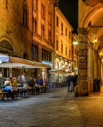 Genießen Sie einen Espresso in einem lokalen Café, einen Aperitivo in einer trendigen Bar und erleben Sie die Atmosphäre, die Bologna zu einem unverzichtbaren Reiseziel macht.