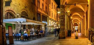 Njut av en espresso på ett lokalt kafé, avnjut aperitivo på en trendig bar och upplev atmosfären som gör Bologna till ett måste att besöka.