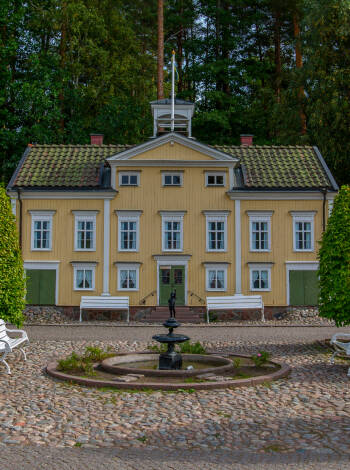 Här bor ni endast en timmas bilresa från populära Astrid Lindgrens Värld, High Chaparall och Gränna/Visingsö!