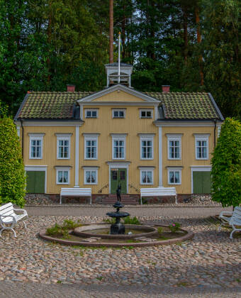 Der er kun omkring en times kørsel til det populære Astrid Lindgrens verden, High Chaparall og Gränna, Visingsö.