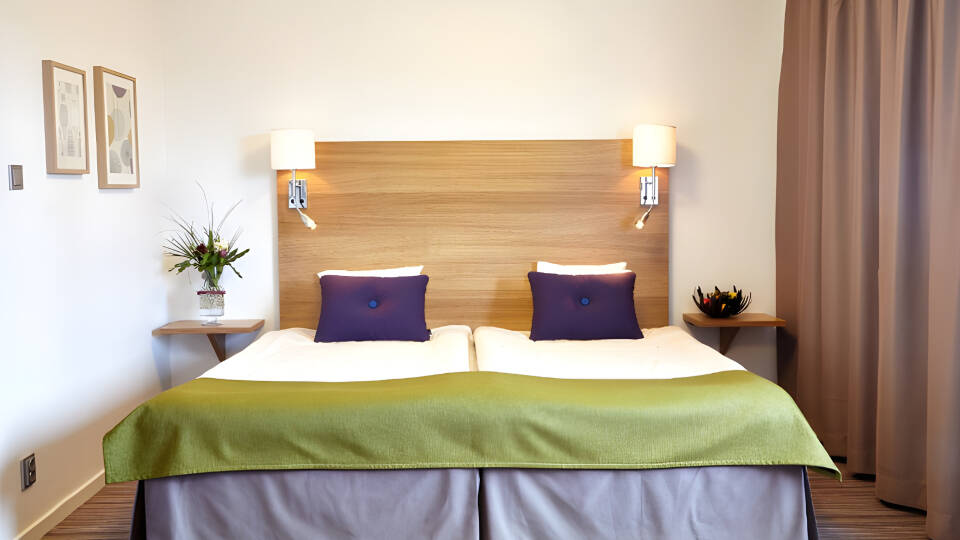 Bo i hyggelige og nyrenoverte værelser med 4-stjernes standard. Alle værelsene har eget bad med dusj.