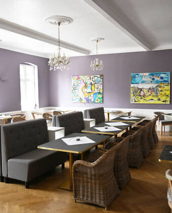 The hotel has a cosy restaurant serving local cuisine.