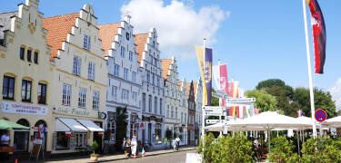 Friedrichstadt ist mit seinen außergewöhnlichen Häusern und den vielen Kanälen einen Besuch wert.