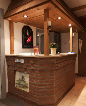 Hotellets reception, hvor I kan få svar på jeres spørgsmål og der tales dansk!