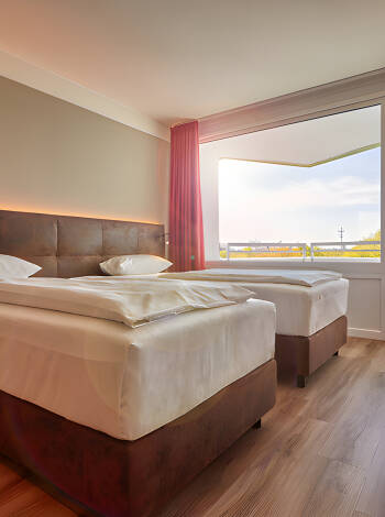 De nyrenoverede værelser ligger i bygningen, som hedder Ostseehotel Midgard og tilbyder stilrene og hyggelige rammer.