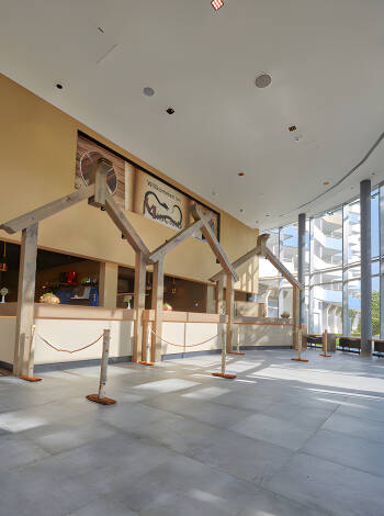 I lobbyen kan du få oplysninger om de forskellige fritidsaktiviteter og butikker på feriestedet. (Photo: Marc Petterson)