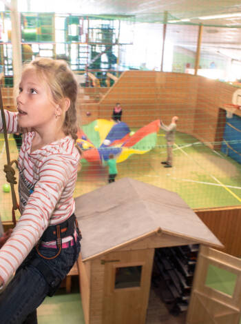 Børnene kan blandt meget andet klatre, skate og boltre sig i ’Kids Club’ og den 3.500 m² store indendørs actionpark!