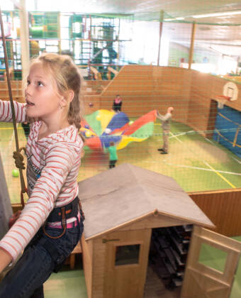 Børnene kan blandt meget andet klatre, skate og boltre sig i ’Kids Club’ og den 3.500 m² store indendørs actionpark!