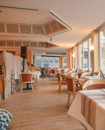 Området byder på hele tre individuelle restauranter, heriblandt en familierestaurant med et stort legeområde til børnene.