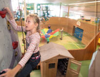 Børnene kan blandt meget andet klatre, skate og boltre sig i ’Kids Club’ og den 3.500 m² store indendørs actionpark!