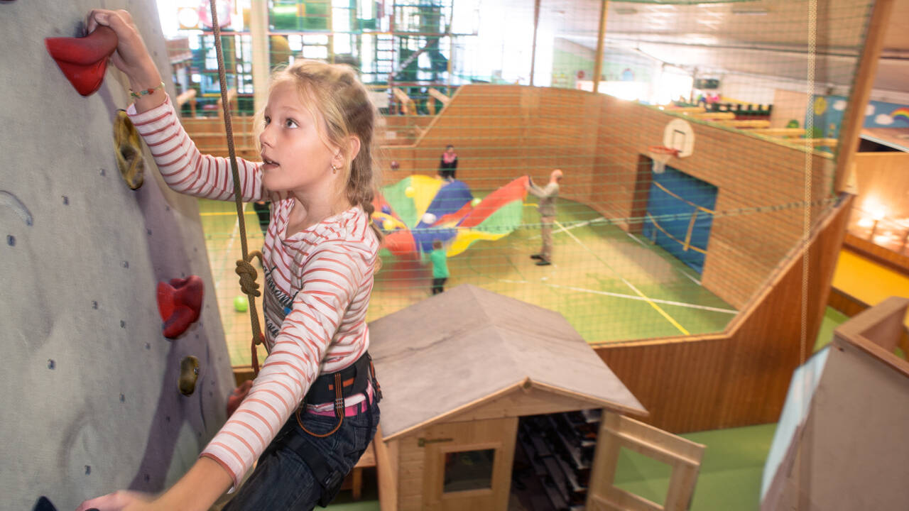 Die Kinder können im Kids Club und im 3.500 m² großen Indoor Action Park klettern, skaten, spielen und toben!
