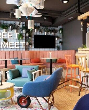 Upcycling-Hotel mit vielen upgecycelten Elementen im Sinne der Nachhaltigkeit.