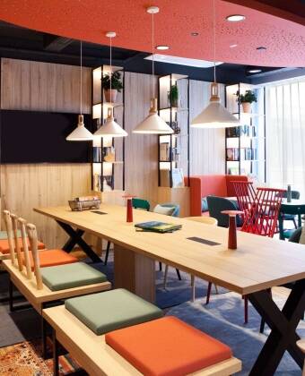 In der gemütlichen Lobby mit Gemeinschaftstischen und einem offenen Bücherschrank lädt zum Verweilen ein.
