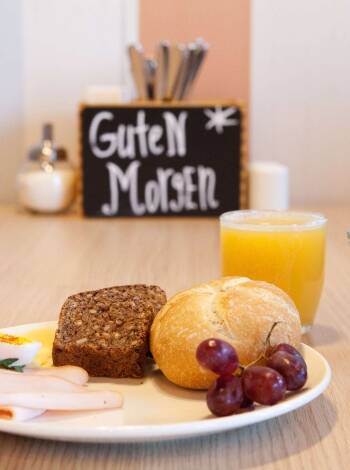 Den rikliga frukosten erbjuder en rätt start på dagen för alla.