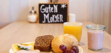 Das reichhaltige Frühstück bietet für jeden den richtigen Start in den Tag.