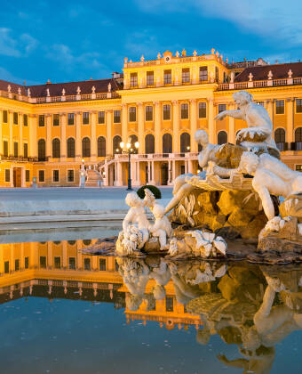 Entdecken Sie Wiener Kultur: Schloss Schönbrunn, das historische Zentrum Wien, das Kunsthistorische Museum Wien, oder den Stephansdom.