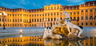 Entdecken Sie Wiener Kultur: Schloss Schönbrunn, das historische Zentrum Wien, das Kunsthistorische Museum Wien, oder den Stephansdom.