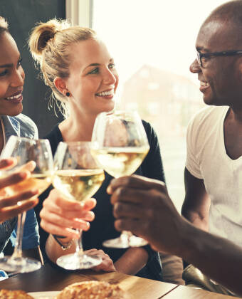 Am Abend können Sie an der Hotelbar ein Glas Wein genießen.