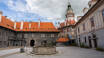 Det berømte Český Krumlov Slot i nærheden omfatter et sjældent barokteater, som er et must for historie- og kulturentusiaster.