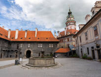 Det berømte Český Krumlov Slot i nærheden omfatter et sjældent barokteater, som er et must for historie- og kulturentusiaster.