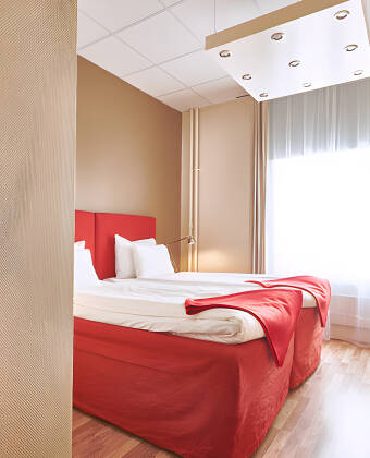 Sov gott i hotellets trivsamt och bekvämt inredda rum.