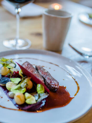 På kvällen serveras en 4-rättersmeny av hög kvalitet.
