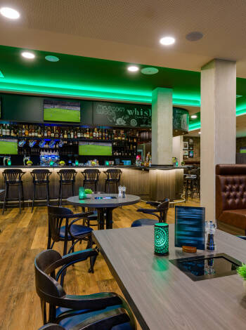 Ta del av direktsänd sport och den livliga atmosfären i hotellets restaurang och bar.